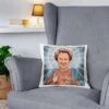 Housse De Coussin Personnalisée Avec Auréole Et Visage 2 Housse De Coussin Personnalisée Avec Auréole Et Visage -Cadeau Personnalisé Soldes saint kissen auf sessel man